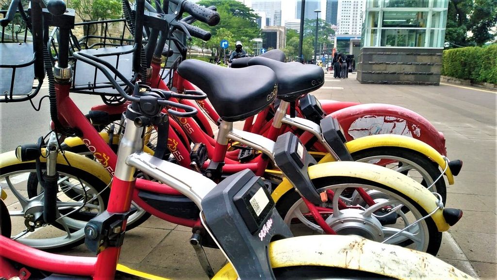 Sebanyak enam sepeda layanan Bike Sharing di sekitar Stasiun MRT Dukuh Atas, Jakarta Pusat, Sabtu (15/10/2022), terlihat rusak dan terbengkalai sebab tidak ada masyarakat yang memanfaatkannya.