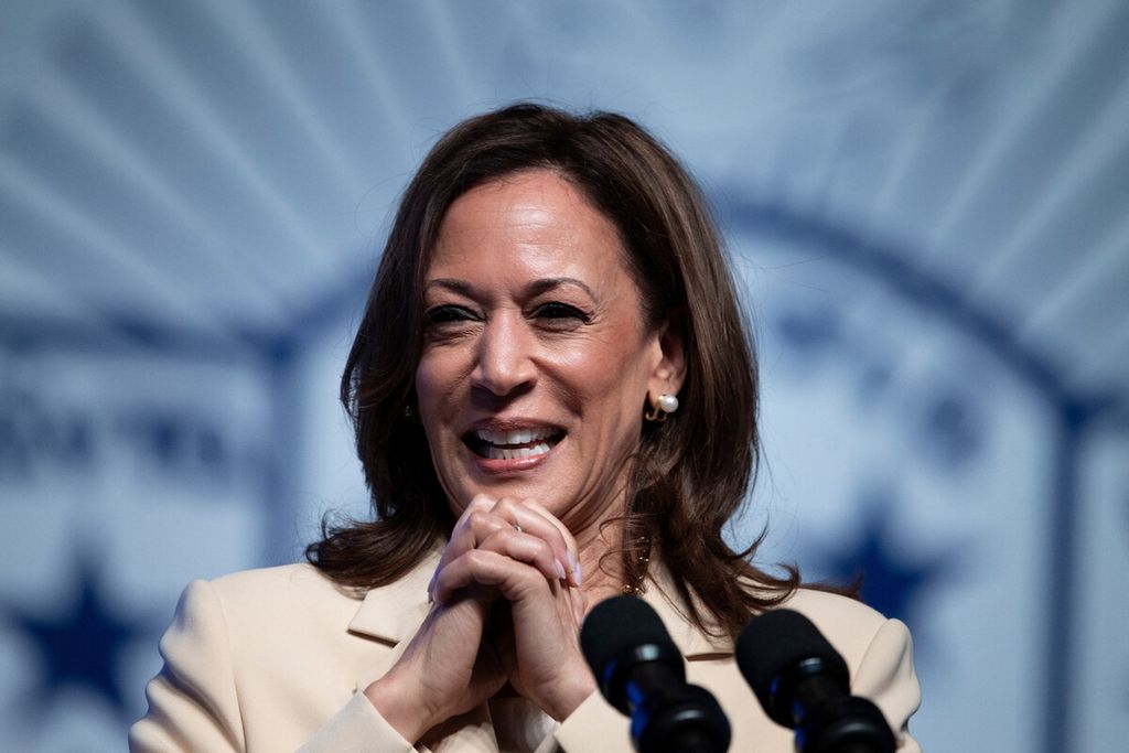 Wakil Presiden Amerika Serikat dan calon presiden dari Partai Demokrat Kamala Harris menyampaikan pidato utama di acara Grand Boul&eacute; Zeta Phi Beta Sorority, Inc, di Indiana Convention Center di Indianapolis, Indiana, Rabu (24/7/2024). 