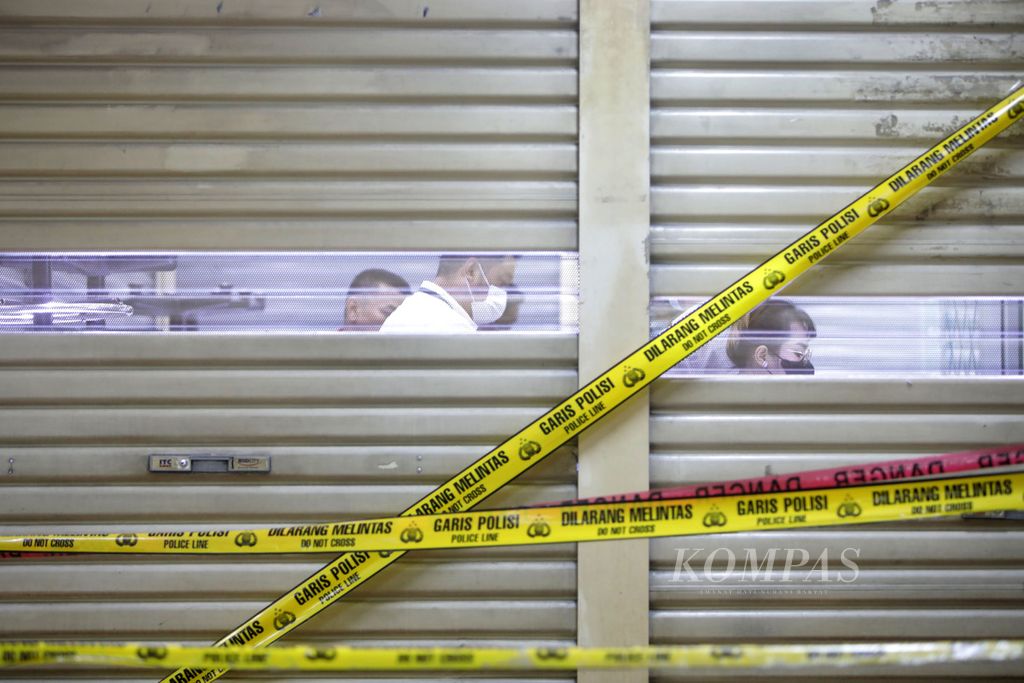 Petugas kepolisian memeriksa dan meminta keterangan kepada pegawai toko emas yang menjadi korban perampokan di ITC BSD Serpong, Tangerang Selatan, Jumat (16/9/2022). Perampok menggunakan senjata api atau pistol saat merampok. Kerugian akibat peristiwa masih dihitung. 
