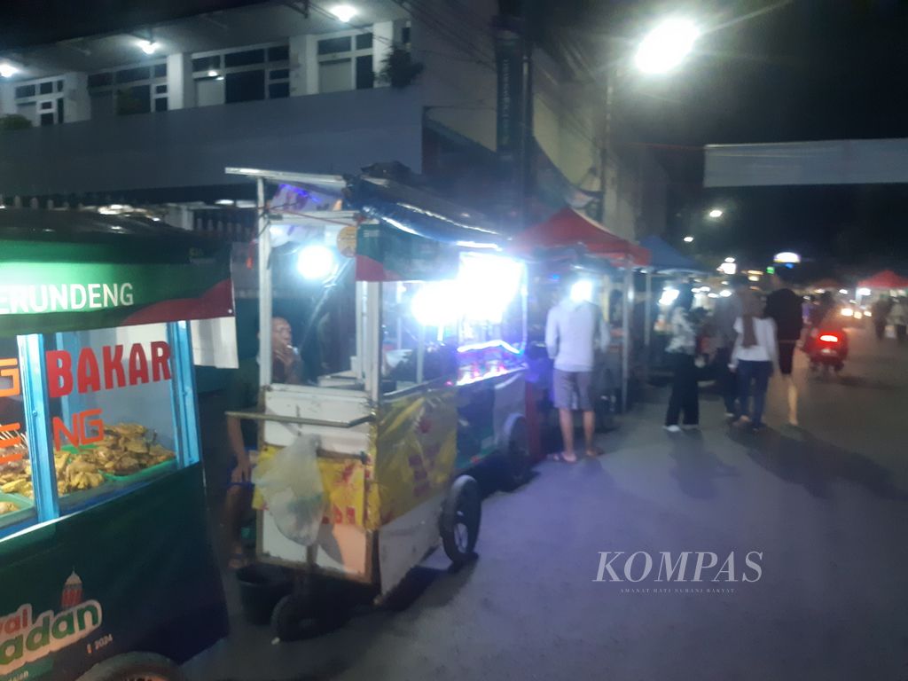 Suasana Jalan Moh Toha, Kota Cirebon, Jawa Barat, Jumat (19/4/2024) malam. Jalan Moh Toha selama ini menjadi salah satu kawasan <i>street food</i> pada malam hari di Cirebon.