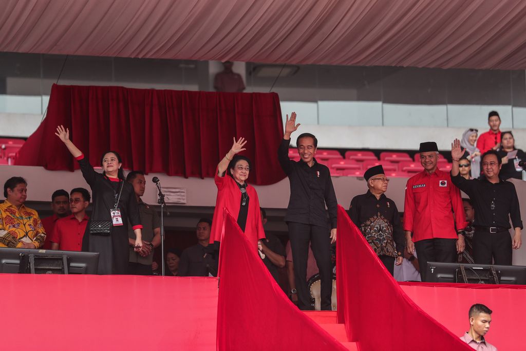 Chairwoman of PDI-P Megawati Soekarnoputri greeted party cadres and sympathizers accompanied by President Joko Widodo and representatives of party chairmen at the Peak Commemoration of Bung Karno Month at Gelora Bung Karno, Jakarta, Saturday (24/6/2023).