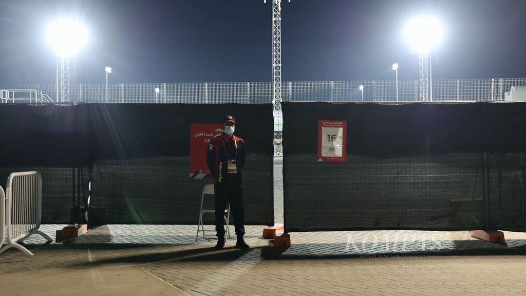 Petugas keamanan berjaga di depan lapangan latihan timnas Belgia di Pusat Latihan Salwa, Qatar, Selasa (22/11/2022). Untuk memasuki kawasan markas Belgia, jurnalis menjalani ada tiga pemeriksaan kartu identitas.