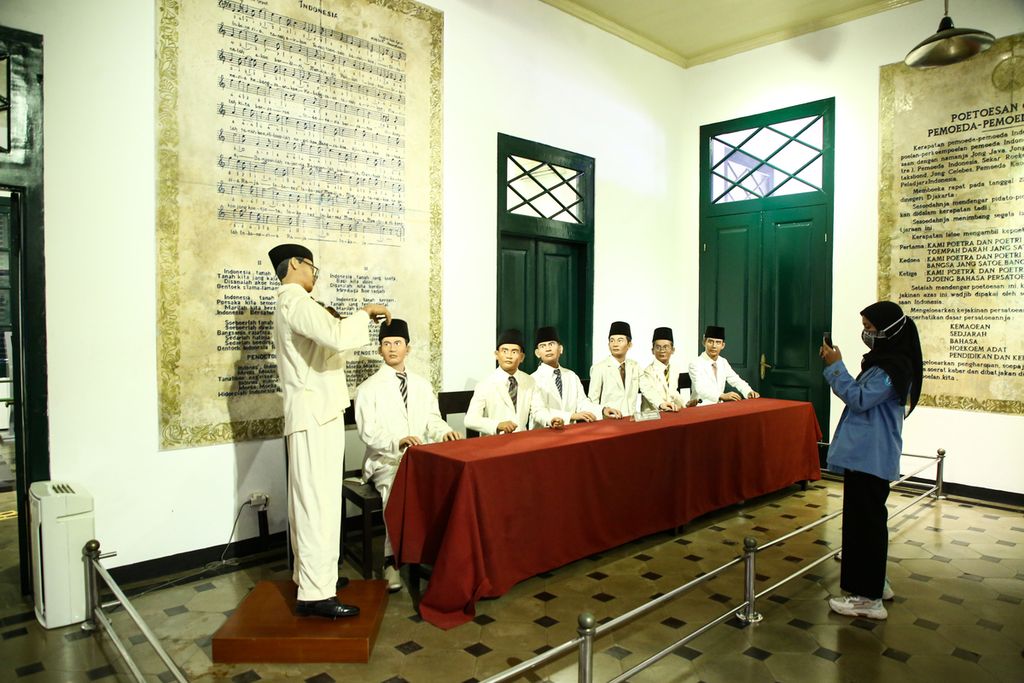 Mahasiswa mendokumentasikan koleksi sejarah Museum Sumpah Pemuda di Jakarta, Selasa (27/10/2020). 
