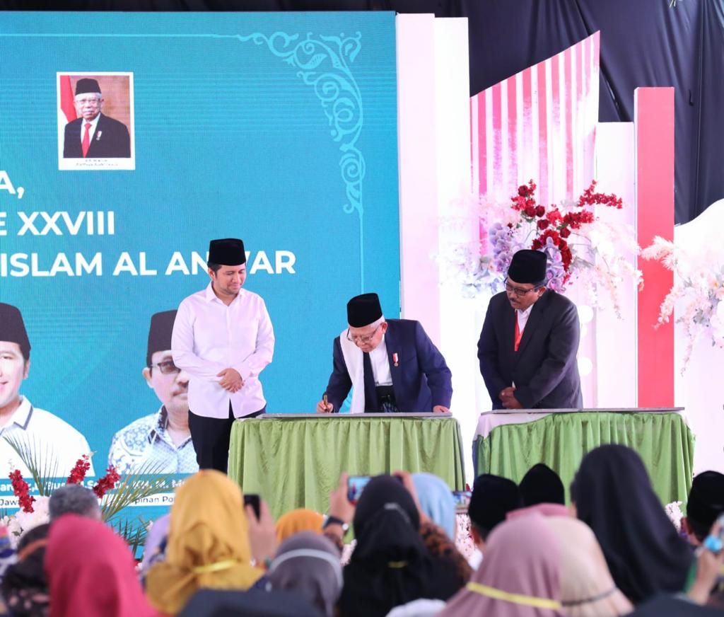 Wakil Presiden Ma’ruf Amin saat menandatangi prasasti peresmian Sekolah Tinggi Ekonomi dan Bisnis Al Anwar di Bangkalan, Jawa Timur, Kamis (31/8/2023). 