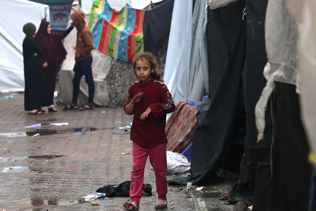 Anak-anak pengungsi Palestina yang tinggal di pengungsian yang dijalankan PBB di bawah Badan Bantuan Sosial dan Pekerja (UNRWA), 15 November 2023. 