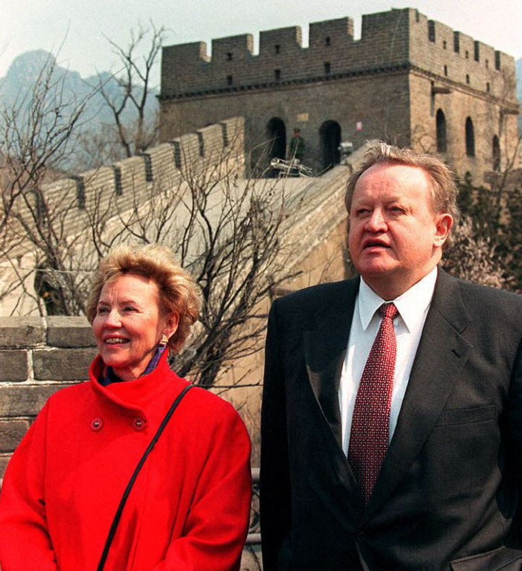 Presiden Finlandia Martti Ahtisaari (kanan) bersama istrinya, Eeva, difoto di depan Tembok China di Badaling, "Jalan Utara" pada tembok yang melindungi kota Beijing, di Beijing, China, 17 April 1996. 