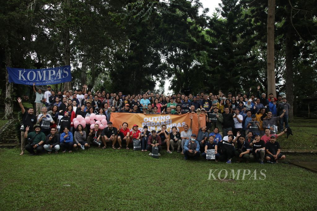 Tim Redaksi <i>Kompas</i> dan Kompas.id foto bersama sebelum mengikuti <i>outing</i> atau tamasya di Wisma Kompas Gramedia di Pacet, Cianjur, Jawa Barat, Jumat (17/2/2023).