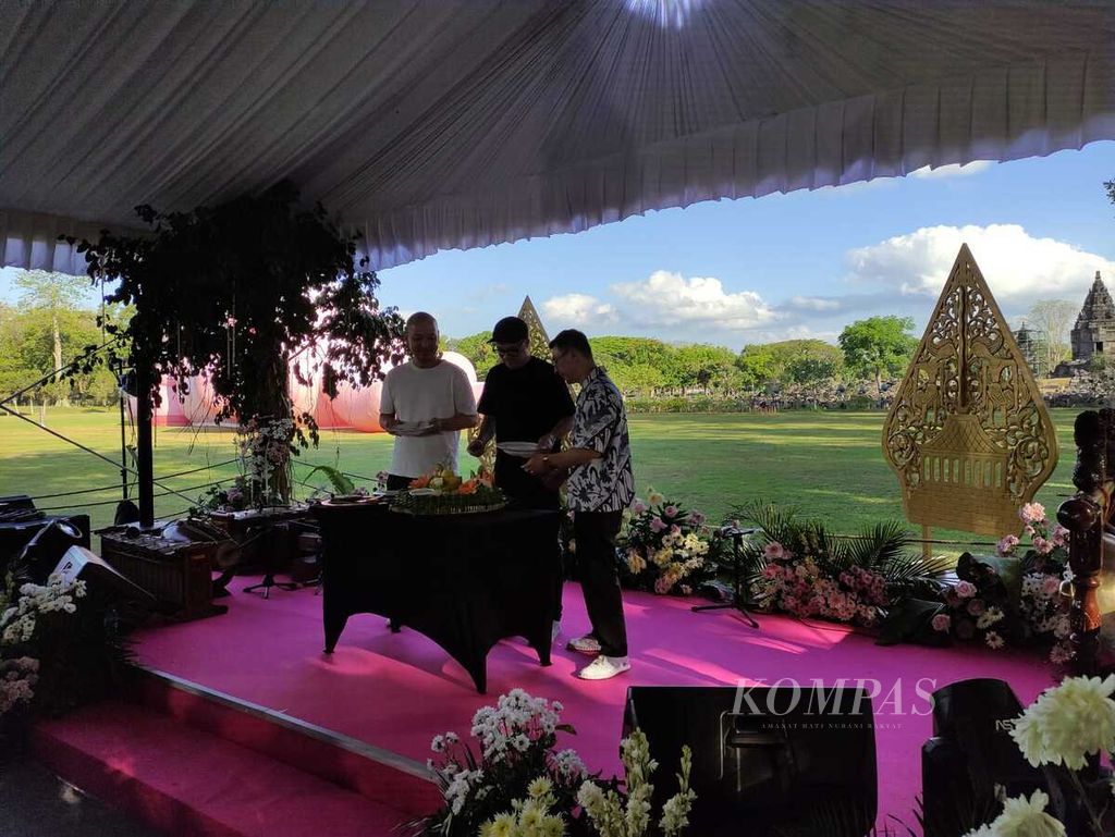 Konferensi pers pameran patung monumental KAWS: Holiday yang dipandu Kamidia Radisti dan diselenggarakan di Yogyakarta, Jumat (18/8/2023).