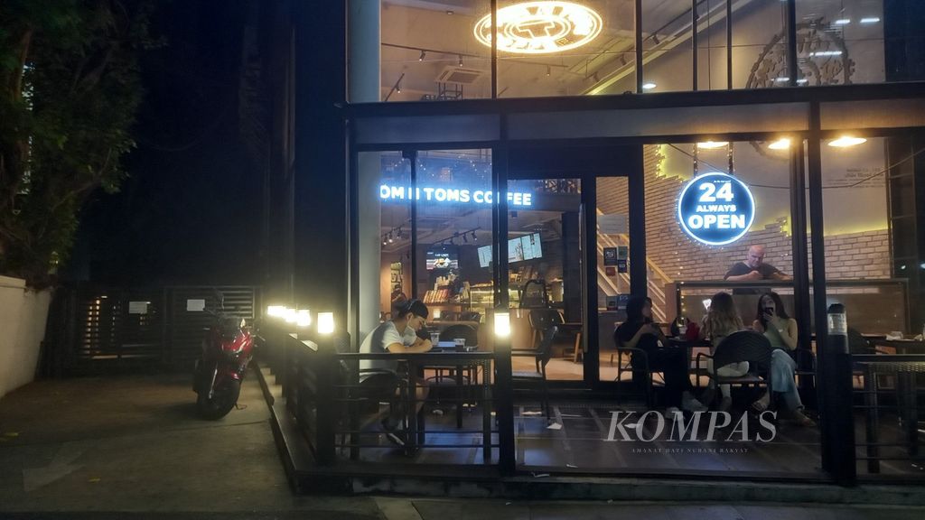 Sebuah kafe buka 24 jam di Sukhumvit, Bangkok, Thailand, Jumat (13/5/2022) dini hari. 