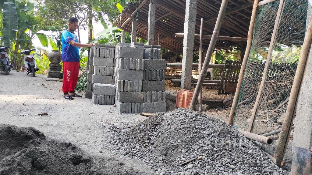 Bantuan material bangunan mulai diterima warga di Dusun Bangen, Kelurahan Bangunjiwo, Kecamatan Kasihan, Bantul, DIY, Minggu (2/7/2023). Bantuan itu untuk perbaikan rumah warga yang rusak akibat gempa magnitudo 6,0 pada Jumat (30/6/2023).
