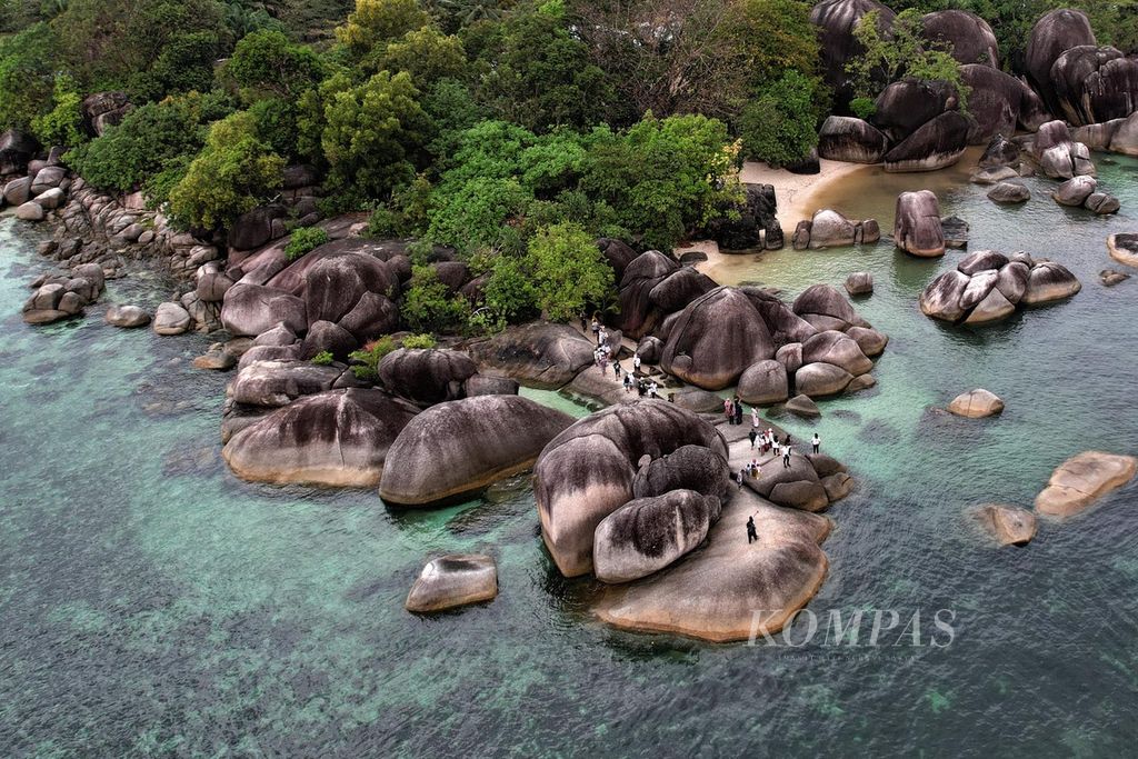 Wisatawan menikmati keindahan Pantai Tanjung Tinggi di Kecamatan Sijuk, Kabupaten Belitung, Bangka Belitung, Sabtu (23/8/2022). Pantai-pantai yang indah di Bangka Belitung menjadi andalan pendapatan daerah di sektor pariwisata.