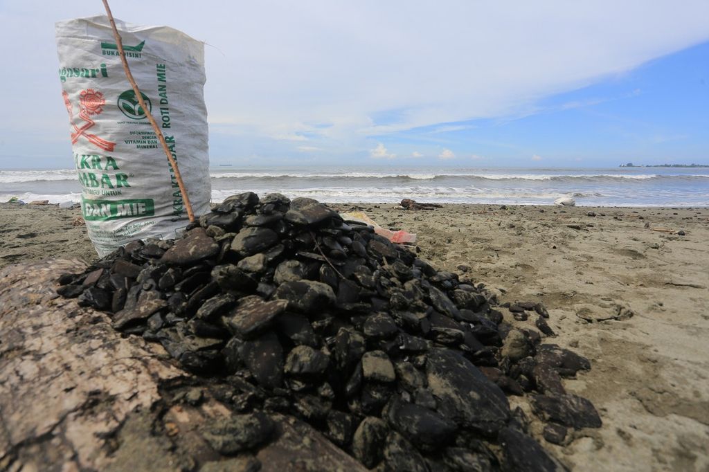 Batubara mengotori pantai di Kecamatan Meuruboe, Kabupaten Aceh Barat, Aceh, Selasa (14/3/2023). Batubara tersebut tumpah dari kapal pengangkut milik perusahaan.