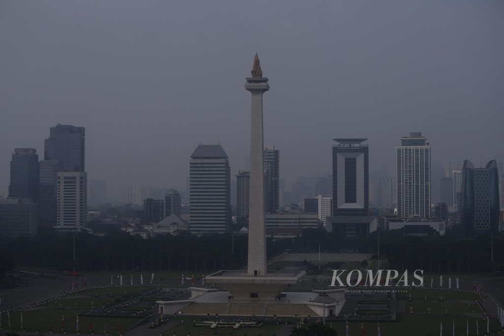 Lanskap Kota Jakarta yang diselimuti kabut asap polusi, Kamis (24/5/2023). Menurut data situs penyedia peta polusi daring harian kota-kota besar di dunia, AirVisual, kemarin pada pukul 12.00, nilai Indeks Kualitas Udara (AQI) kota Jakarta adalah 154 atau masuk kategori tidak sehat.  