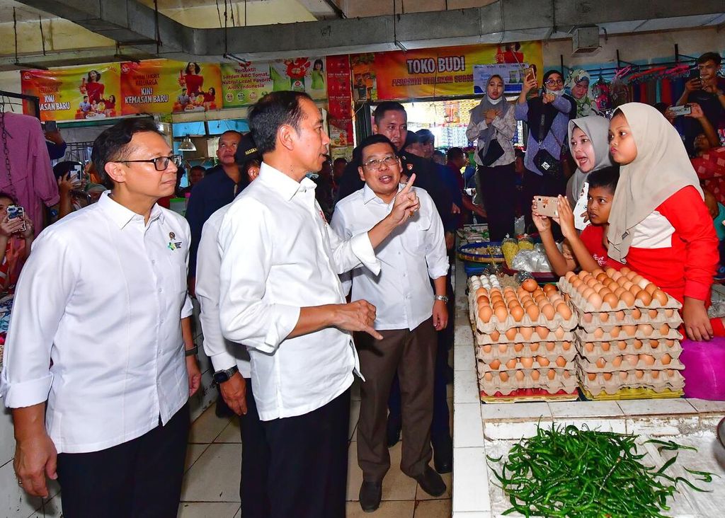 Presiden Joko Widodo mengunjungi Pasar Gelugur di Rantauprapat, Kabupaten Labuhanbatu, Provinsi Sumatera Utara, Jumat (15/3/2024) siang. Presiden mengecek harga dan ketersediaan komoditas pangan.