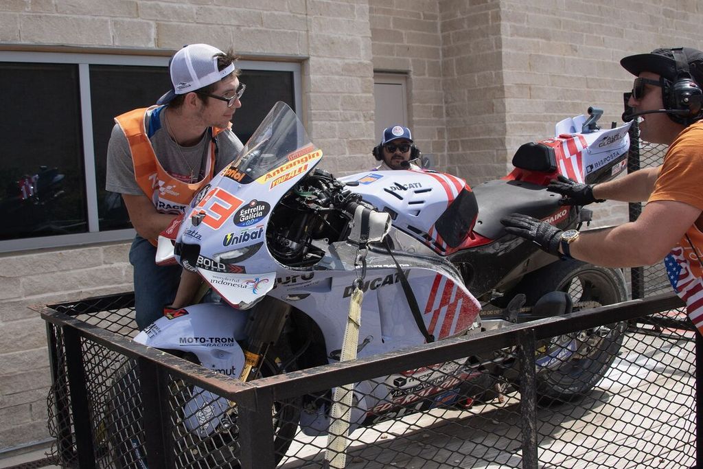 Marc Marquez's Gresini Racing motorbike was checked by the marshall after it crashed in the main MotoGP race in the Americas series at COTA, Monday (15/4/2024) early morning WIB.
