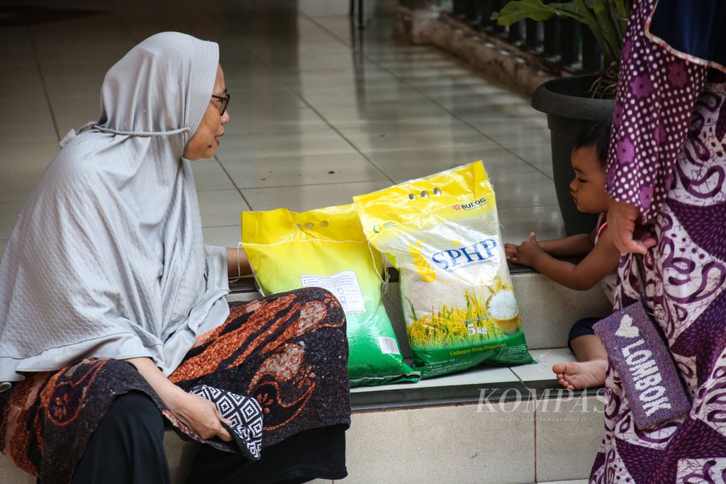 Warga beristirahat seusai membeli beras murah di kantor Kecamatan Setiabudi, Jakarta Selatan, Selasa (27/2/2024).