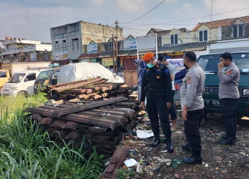 Tim pengamanan Daop 1 Jakarta bersama Polsek Bojonggede menemukan barang bukti material prasarana kereta api yang dicuri. 