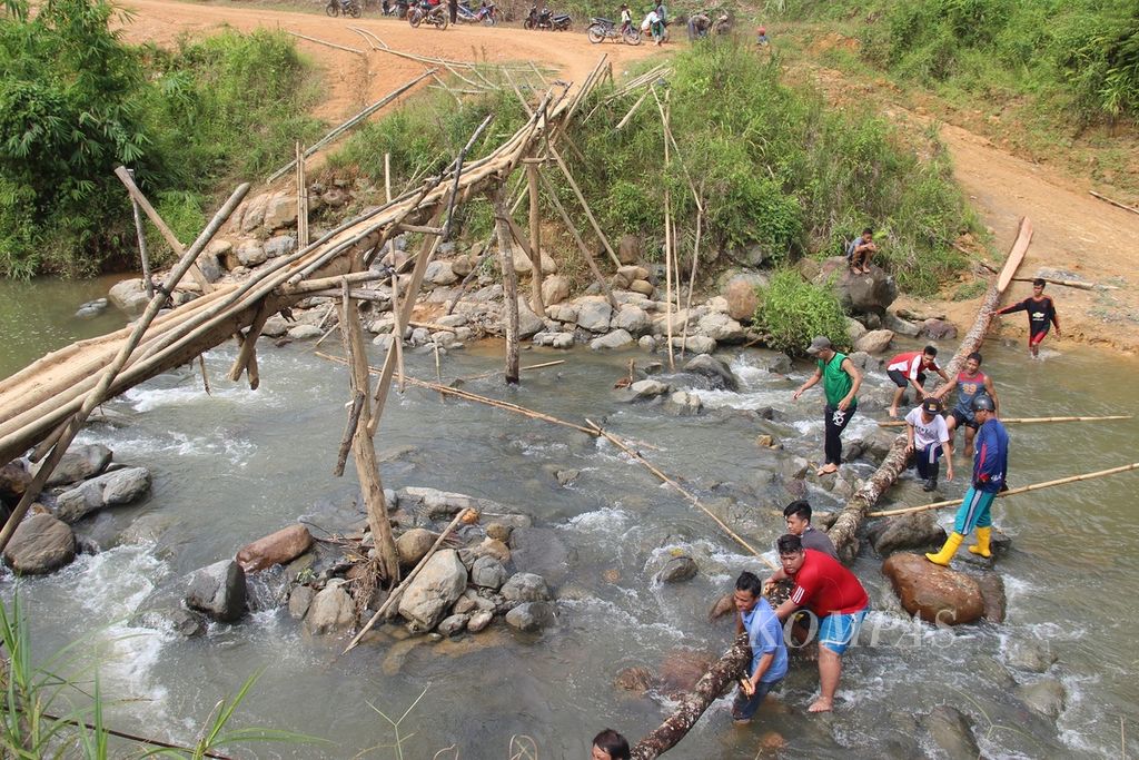 Warga di Desa Suruh Tembawang, Kabupaten Sanggau, Kalimantan Barat, bergotong royong memperbaiki jembatan pada 14 Agustus 2017.