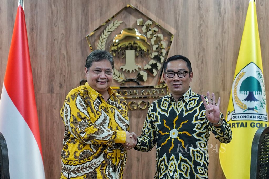 Ketua Umum Partai Golkar Airlangga Hartarto (kiri) bersalaman dengan Ridwan Kamil saat masih menjabat Gubernur Jawa Barat di sela-sela pertemuan di Kantor DPP Partai Golkar, Slipi, Jakarta, Rabu (18/1/2023). Ridwan Kamil resmi masuk ke Partai Golkar. 