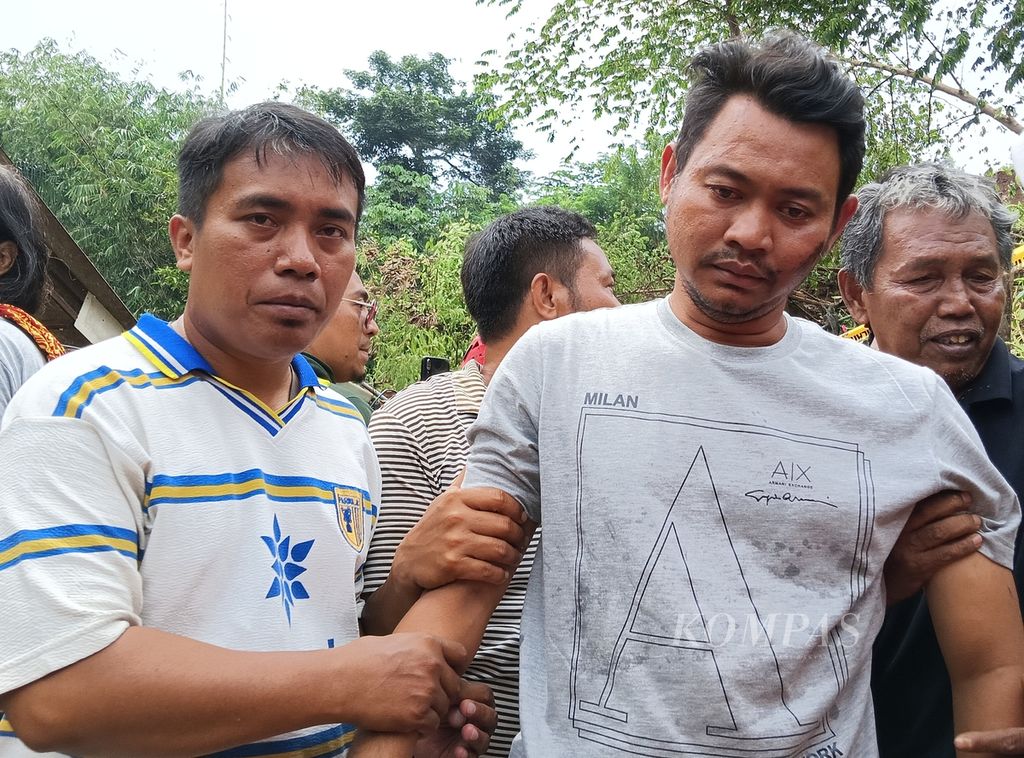 Misbah (35), salah satu korban selamat, menyaksikan tim SAR mencari anaknya, Azzam (5), yang masih tertimbun, Kamis (16/3/2023), di Kampung Sirna Sari, Kelurahan Empang, Bogor Selatan, Kota Bogor, Jawa Barat.