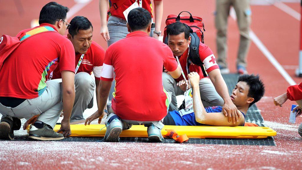 Atlet lompat jauh Hong Kong Kin Hei Lau mengalami cidera saat melakukan lompatan pada final atletik nomor lompat jauh putra uji coba kejuaraan Asian Games di Gelora Bung Karno, Jakarta, Senin (12/2). 