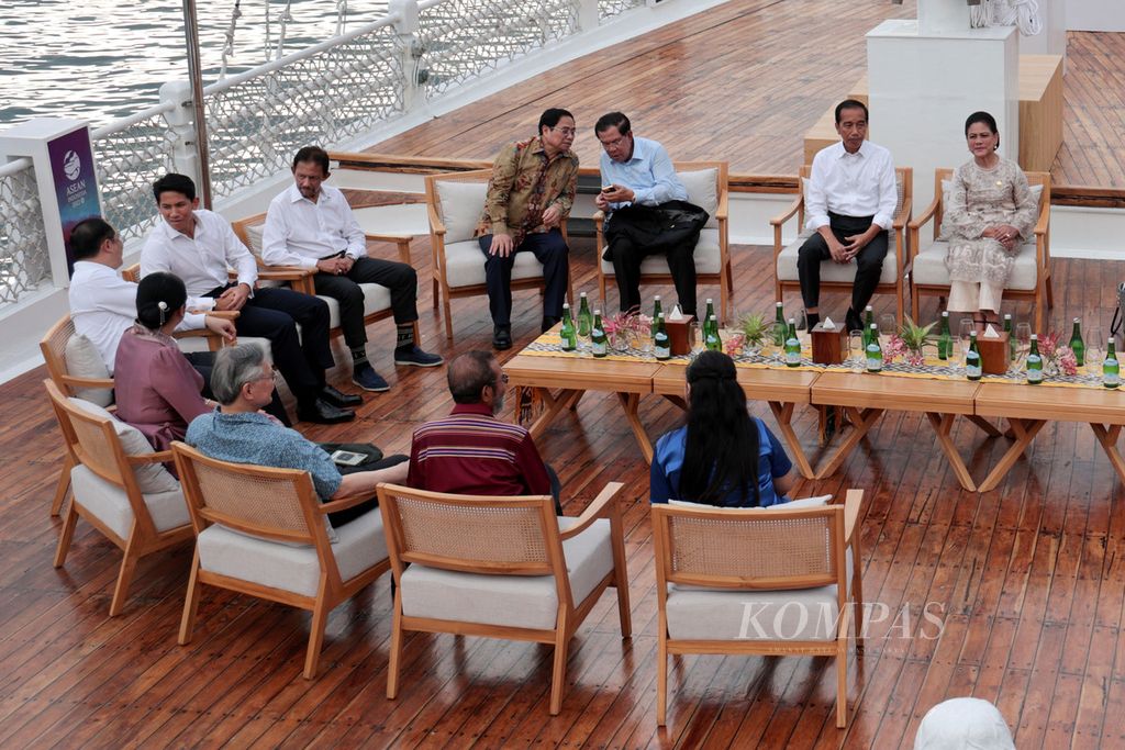 Presiden Joko Widodo bersama Ibu Iriana mengajak para pemimpin ASEAN dan pendampingnya naik kapal pinisi Ayana Lako Di'a di sela-sela KTT Ke-42 ASEAN di Labuan Bajo, Manggarai Barat, Nusa Tenggara Timur, 10 Mei 2023. 