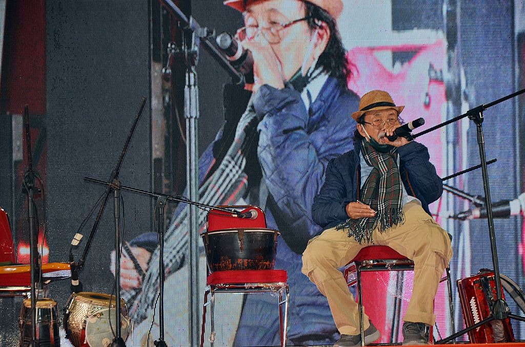 Presiden Penyair Indonesia Sutardji Calzoum Bachri membaca puisi dalam Festival Sastra Internasional Gunung Bintan di Tanjung Pinang, Kepri, Senin (26/9/2022).