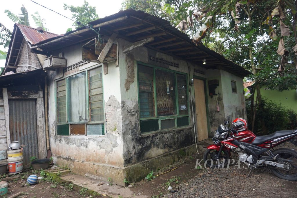 Rumah tempat tinggal Hu (70), korban pembunuhan oleh tersangka Su (43), di Sokaraja, Banyumas, Jawa Tengah, Sabtu (21/1/2023). Hu dibunuh Su karena Hu telah membunuh kucing anggora kesayangan Su.
