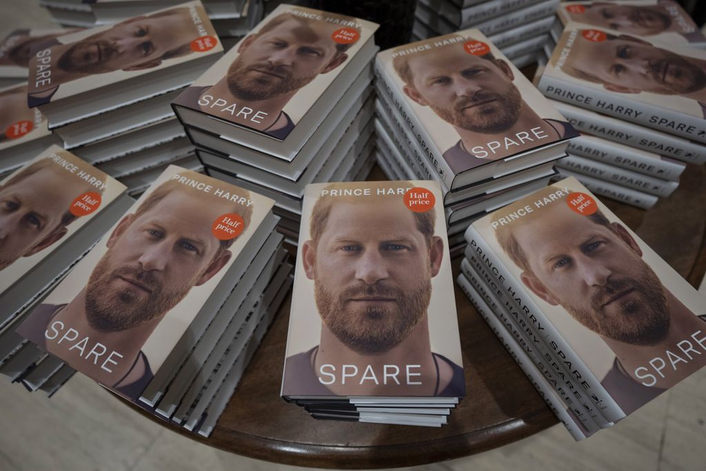 Memoar Pangeran Harry berjudul "Spare" dipajang di sebuah toko buku di London, Inggris pada Selasa (10/1/2023)