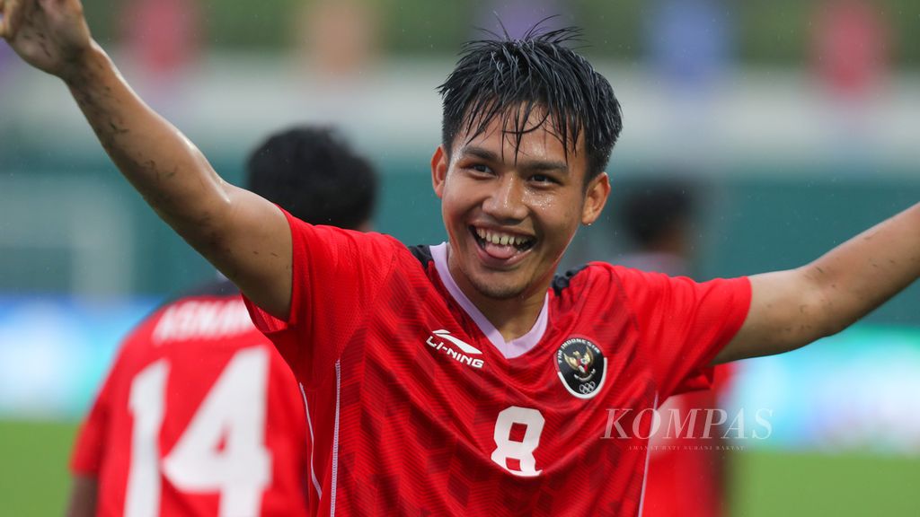 Ekspresi gelandang timnas Indonesia Witan Sulaeman setelah mencetak gol ke gawang timnas Myanmar dalam laga cabang sepakbola pada SEA Games Vietnam 2021 di Stadion Viet Tri, Phu Tho, Vietnam, Minggu (15/5/2022). Indonesia mengalahkan Myanmar dengan skor 3-1. 