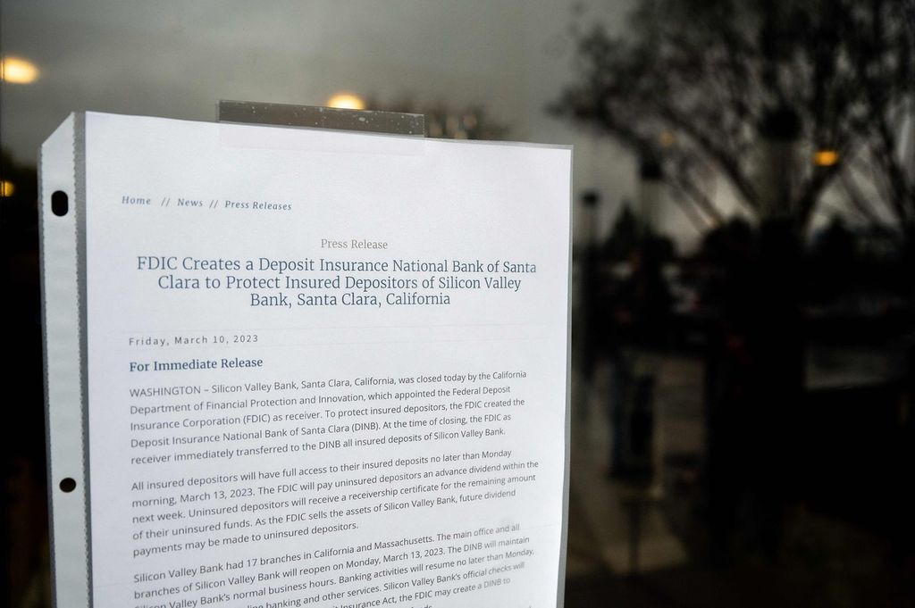 Surat pemberitahuan Silicon Valley Bank terpampang di kantor pusat bank tersebut di Santa Clara, California, AS, Jumat (10/3/2023). (Foto by NOAH BERGER / AFP)