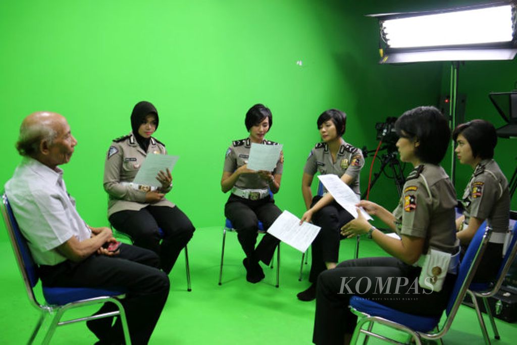 Sebanyak lima polisi wanita (polwan) Korps Lalu Lintas Polri menerima materi pelatihan membaca berita, Senin (3/10), di Markas Korlantas Polri, Jakarta. Mereka merupakan polwan yang disiapkan untuk melaporkan informasi lalu lintas di televisi.