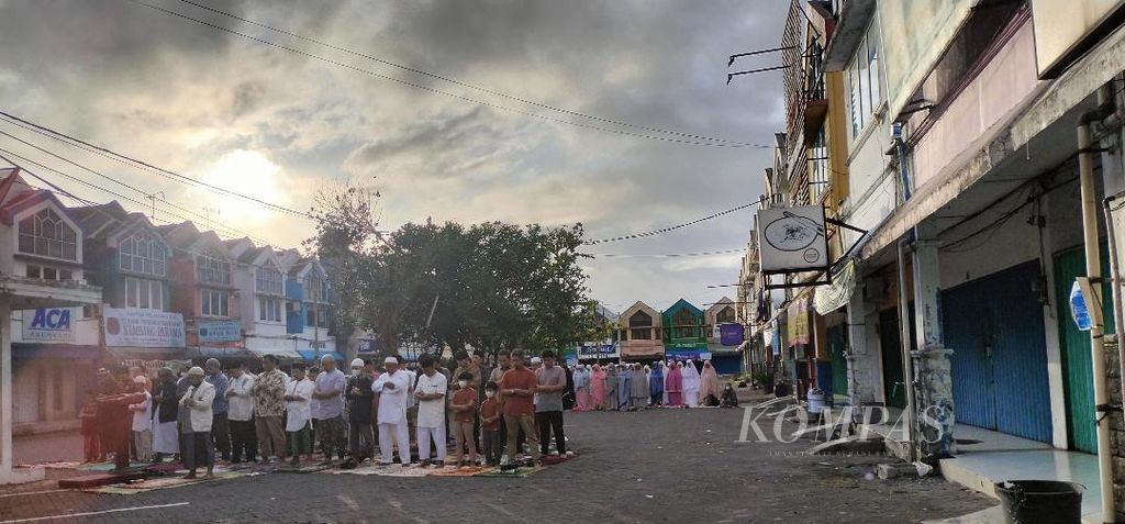 Di antara bangunan rumah toko, ratusan orang menggelar shalat Idul Adha di Ruko Family Mertoyudan di Kecamatan Mertoyudan, Kabupaten Magelang, Rabu (28/6/2023).