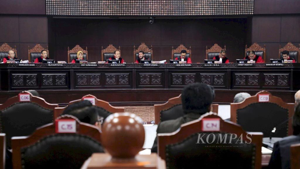 Sembilan hakim konstitusi dalam sidang lanjutan sengketa perselisihan hasil pemilihan umum untuk pemilihan presiden di Mahkamah Konstitusi, Jakarta, Selasa (18/6/2019).