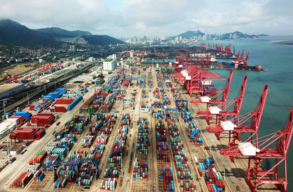 Kontainer-kontainer terlihat di Pelabuhan Lianyungang di Provinsi Jiangsu, China, Jumat (13/7/2018). China mengingatkan, perang dagang besar-besaran yang dikumandangkan Amerika Serikat bisa memberi dampak negatif bagi perekonomian global.