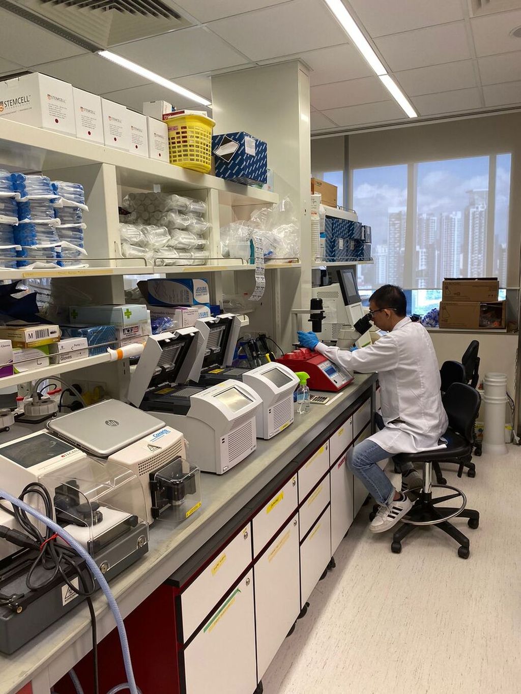 Suasana laboratorium penyakit infeksi di SingHealth Research, Singapura, Kamis (14/9/2023). Penelitian genomik ini didanai sejumlah lembaga filantropi. 