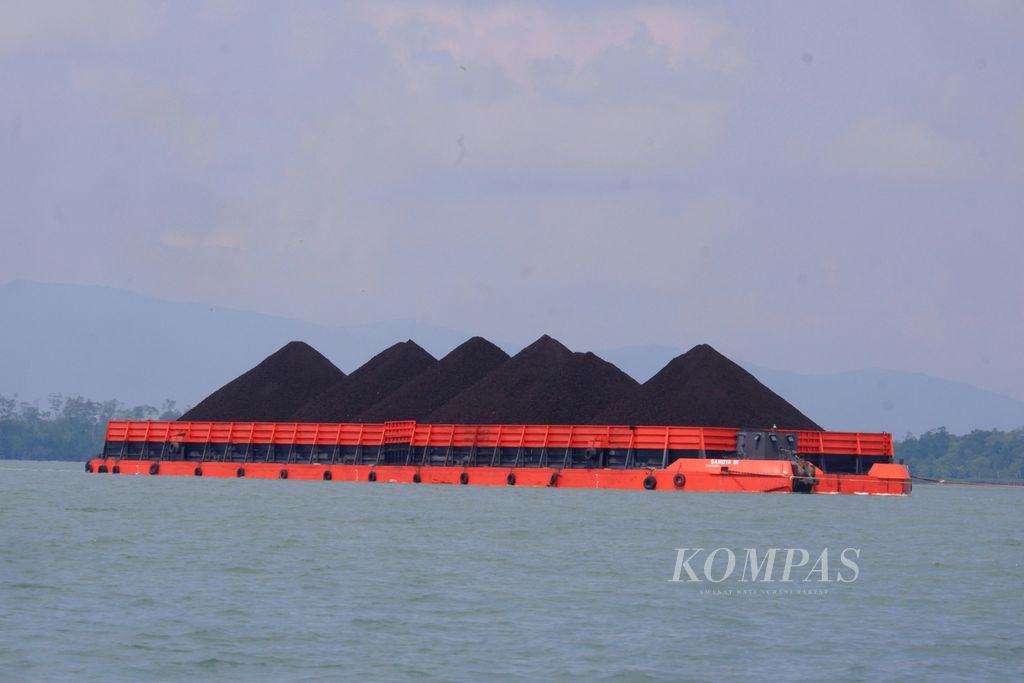 Tongkang pengangkut batubara di sekitar North Pulau Laut Coal Terminal (NPLCT) batubara milik PT Arutmin Indonesia di Kabupaten Kotabaru, Kalimantan Selatan, Kamis (26/10/2023). Batubara yang diutilisasi di NPLCT saat ini sekitar 5,3 juta ton per tahun, antara lain untuk dikirimkan ke sejumlah pembangkit listrik tenaga uap dan ekspor. 