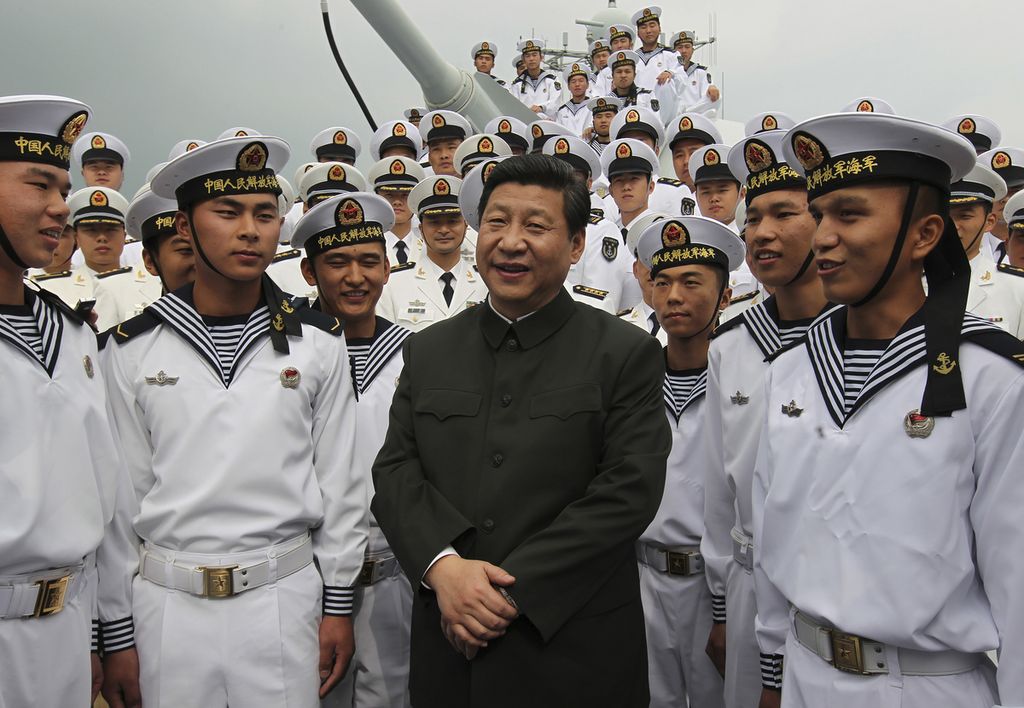 Dalam foto yang dirilis kantor berita Xinhua, Sekretaris Jenderal Partai Komunis China Xi Jinping (tengah) berbicara dengan para pelaut di atas kapal perusak Haikou dalam inspeksi di markas operasi militer Tentara Pembebasan Rakyat (PLA) China di Guangzhou, 8 Desember 2012. 
