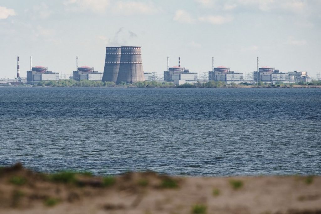 Pemandangan pembangkit tenaga nuklir di Zaporizhia, Ukraina, yang terletak di kota Enerhodar yang dikuasai Rusia terlihat dari Nikopol, 27 April 2022. 