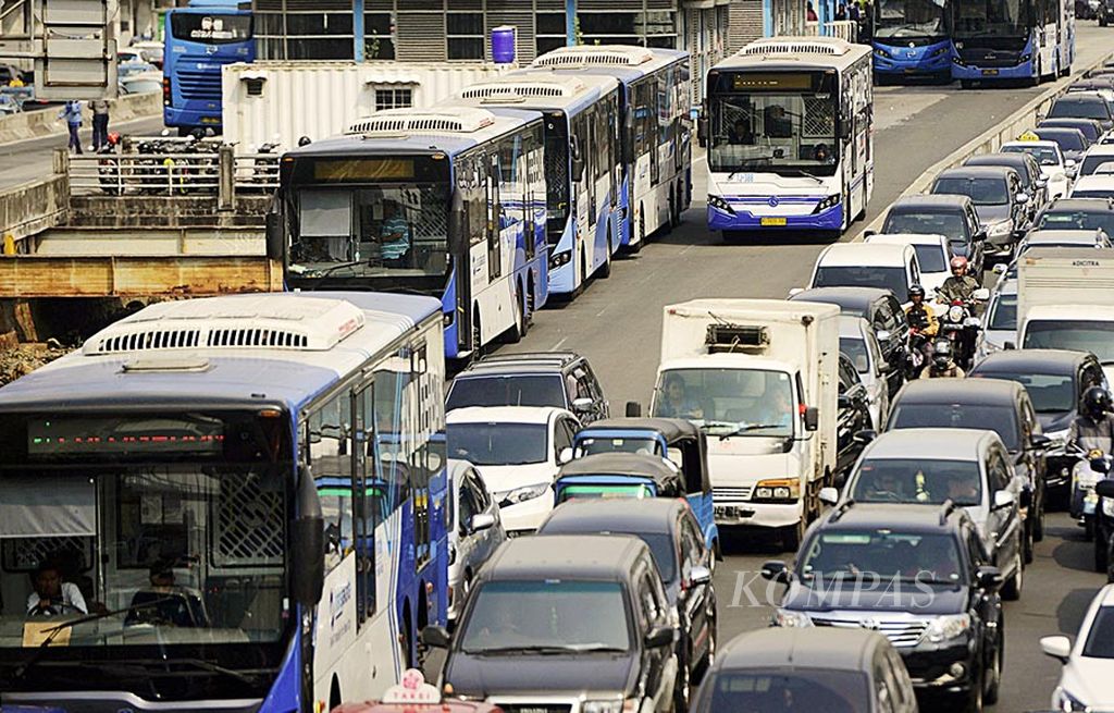 Bus transjakarta di sekitar halte Harmoni, Jakarta, Selasa (8/8). Keberadaan halte yang nyaman   sangat diharapkan penumpang dan awak bus.