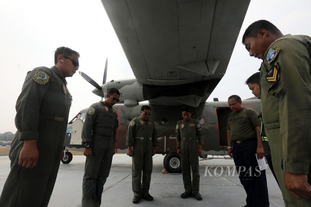 Tim awak pesawat CASA 212 TNI AU dari Skuadron Udara 4 Lanud Abdul Rachman Saleh Malang dan staf BRIN berdoa sebelum terbang dari Skuadron ,2 Wing 1 Lanud Halim Perdanakusumah, Jakarta, Sabtu (2/9/2023). 