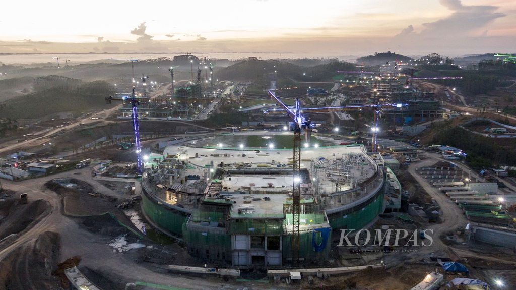 Suasana pagi di kawasan pembangunan Ibu Kota Nusantara (IKN) di Kalimantan Timur, Senin (1/1/2024). Pada 2024, bangunan di kawasan Istana Kepresidenan dan Perkantoran (Kemenko 1, 2, 3, 4 serta Kemensetneg) sudah mulai berfungsi. Sementara itu, hunian rumah tapak jabatan menteri serta 12 <i>tower </i>rusun ASN serta bangunan pertahanan dan keamanan sudah selesai dibangun. Per 21 Desember 2023, pekerjaan <i>batch </i>1 sudah 66,7 persen dan <i>batch </i>2 12,7 persen. 