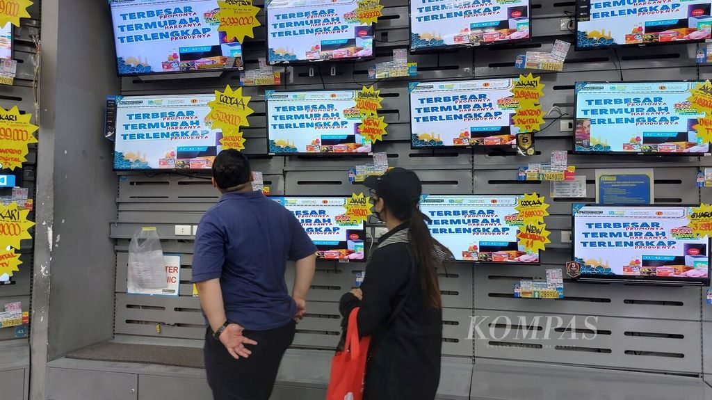 Pengunjung melihat sejumlah barang elektronik yang dijual di salah satu ritel modern di Jakarta, Rabu (30/3/2022).
