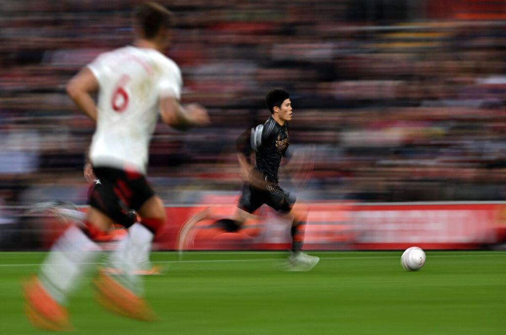 Bek Arsenal, Takehiro Tomiyasu, berlari menggiring bola saat menghadapi tuan rumah Southampton pada laga Liga Inggris di Stadion Saint Marys, Southampton, Minggu (23/10/2022) malam. 