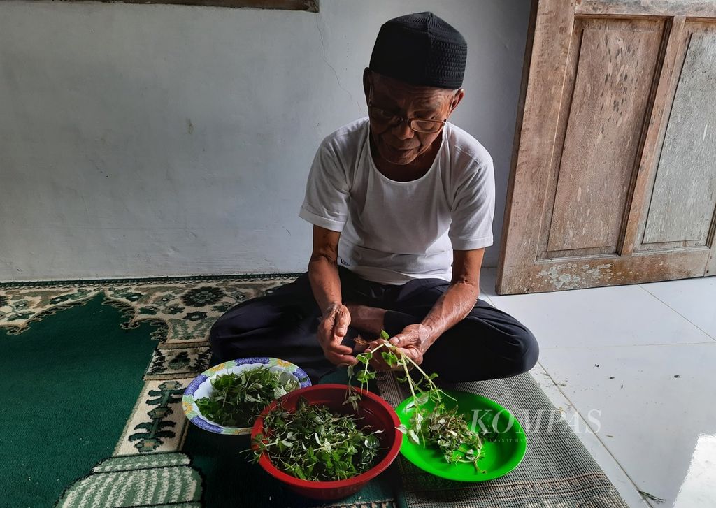 Seorang khalifah (asisten mursyid) sedang menyiangi sayur untuk makanan berbuka puasa para jemaah Tarekat Naqsabandiyah Khalidiyah yang bersuluk di Surau Nurullah, Kelurahan Limau Manis Selatan, Kecamatan Pauh, Padang, Sumatera Barat, Rabu (30/3/2022). 