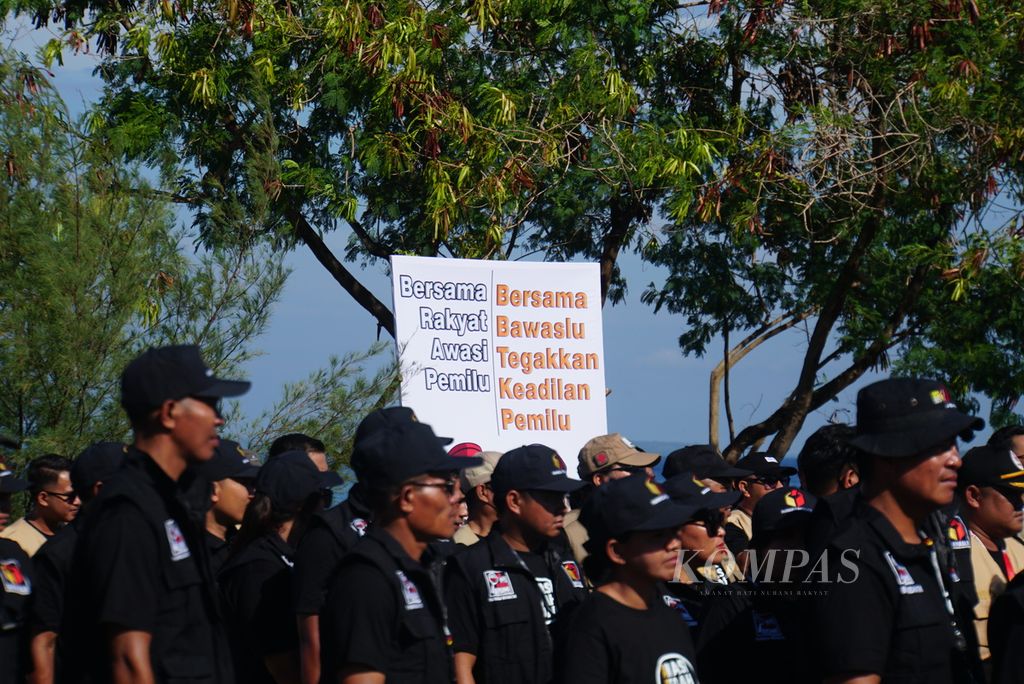Sekitar 500 anggota Pengawas Kecamatan (Panwascam) mengikuti apel siaga yang digelar Badan Pengawas Pemilu (Bawaslu) Sulawesi Utara di Manado, Selasa (21/11/2023). Apel tersebut digelar untuk mengonsolidasi kesiapan pengawasan Pemilu 2024.