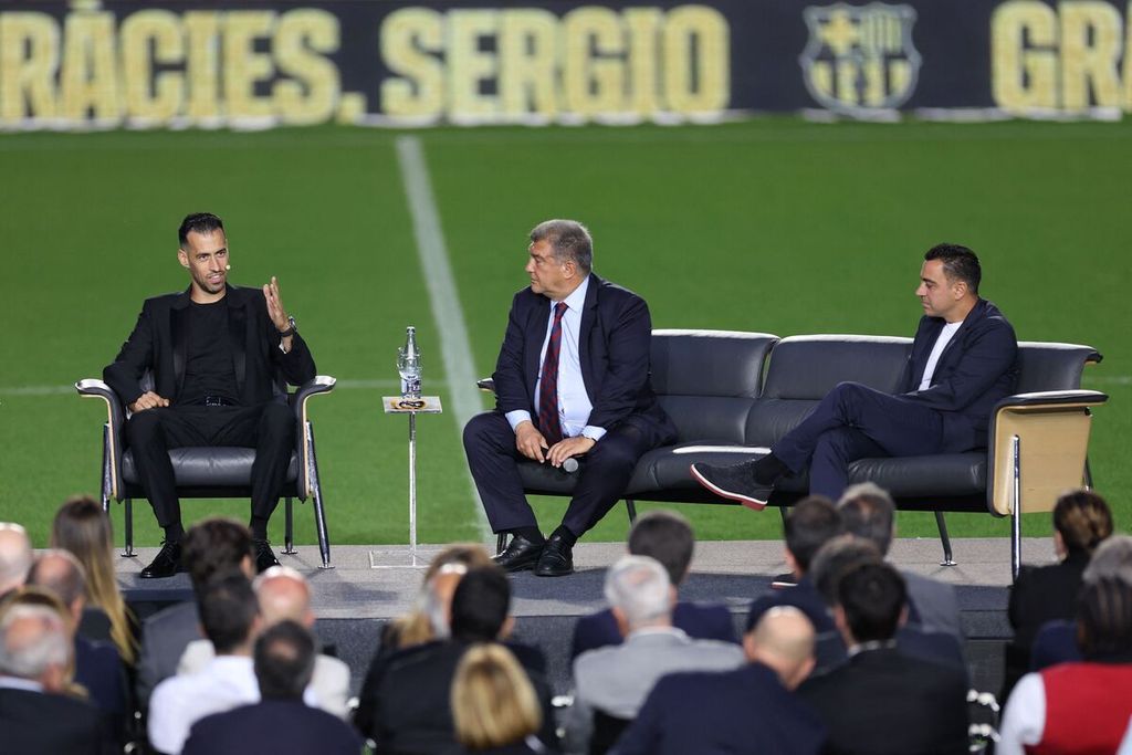 Kapten barcelona Sergio Busquets berbincang dengan Presiden Barcelona Joan Laporta dan pelatih Barcelona Xavi pada acara perpisahannya di Stadion Camp Nou, Barcelona, Rabu (31/5/2023). Busquets (34) meninggalkan Barcelona yang diperkuatnya selama 15 tahun untuk bergabung ke Inter Miami. 