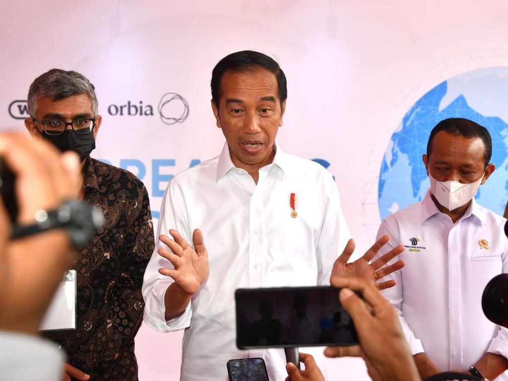 Presiden Joko Widodo memberikan keterangan kepada wartawan seusai <i>groundbreaking</i> PT Wavin Manufacturing Indonesia di KIT Batang, Kecamatan Gringsing, Kabupaten Batang, Provinsi Jawa Tengah, Senin (3/10/2022).