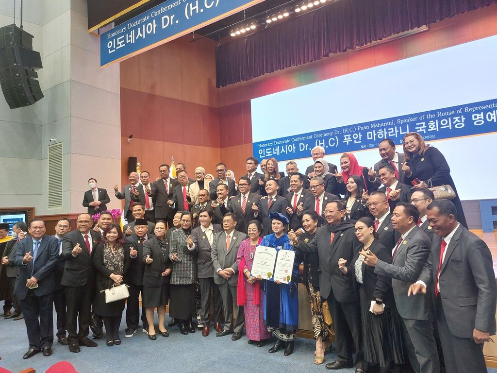Ketua DPR RI Puan Maharani berfoto bersama Ketua DPP PDI-P Megawati Soekarnoputri seusai  penganugerahan gelar doktor kehormatan bidang ilmu politik untuk dirinya di Pukyon National University, Busan, Korea Selatan, Senin (7/11/2022).