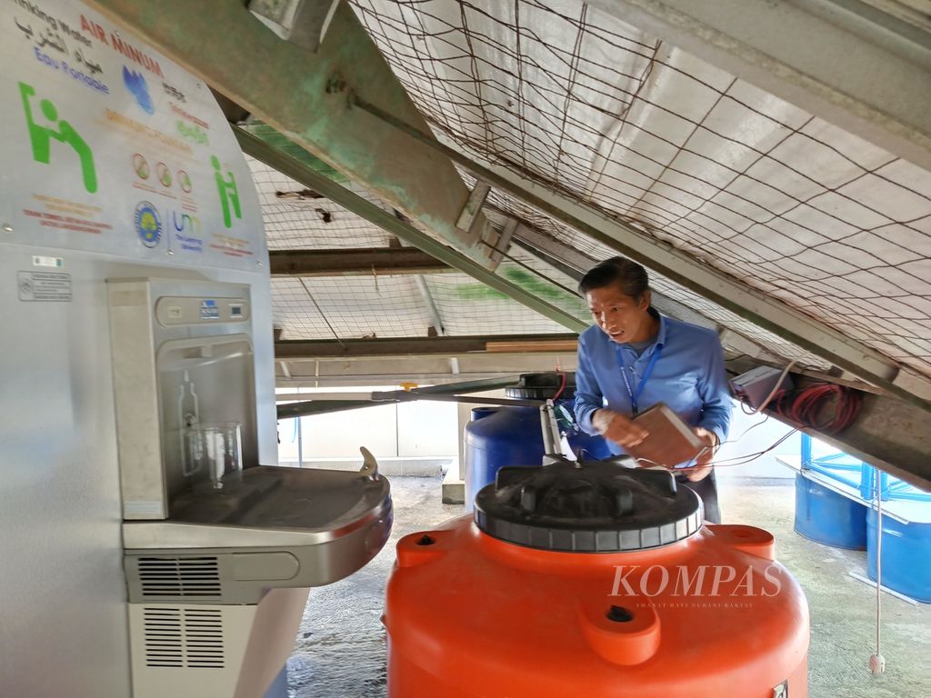 Petugas memeriksa instalasi pengolah air hujan menjadi air minum buatan Universitas Negeri Malang, Jawa Timur, Kamis (27/7/2023).